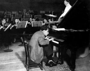il leggendario sgabello di Glenn Gould