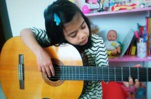 bambina suona chitarra