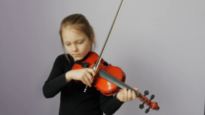 bambina suona viola
