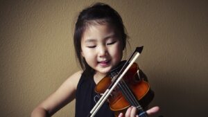 bambina suona violino
