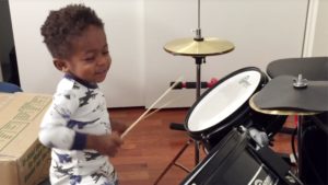 bambino suona percussioni