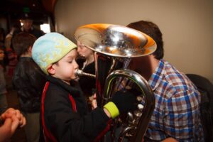bambino suona tuba