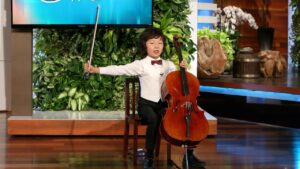 bambino suona violoncello